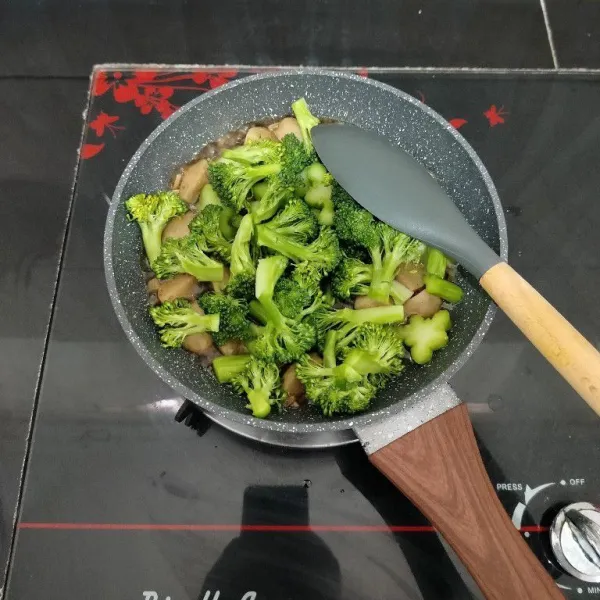 Kemudian masukkan brokoli, aduk rata.
