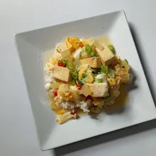 Siapkan nasi di piring. Tuang semua telur tahu beserta kuahnya. Santap selagi panas.