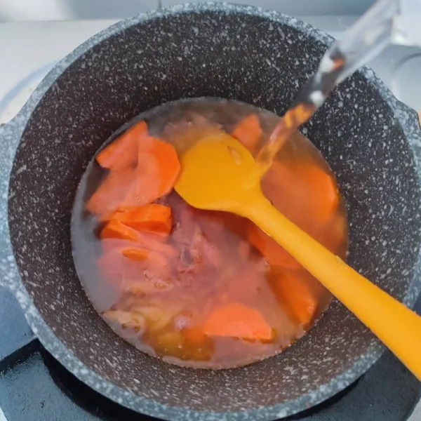 Masukkan potongan wortel dan 300 ml air. Rebus hingga wortel empuk.