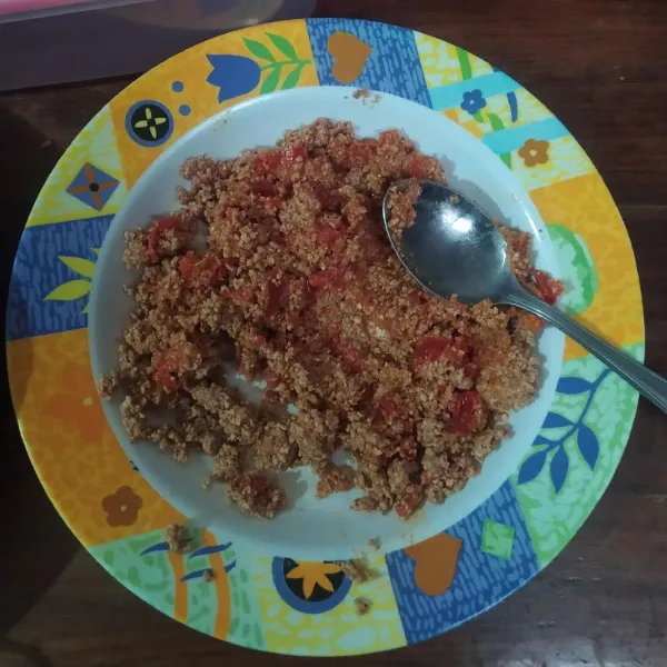 Haluskan kacang goreng.
Haluskan cabe merah.
Campur kacang dan bumbu halus.