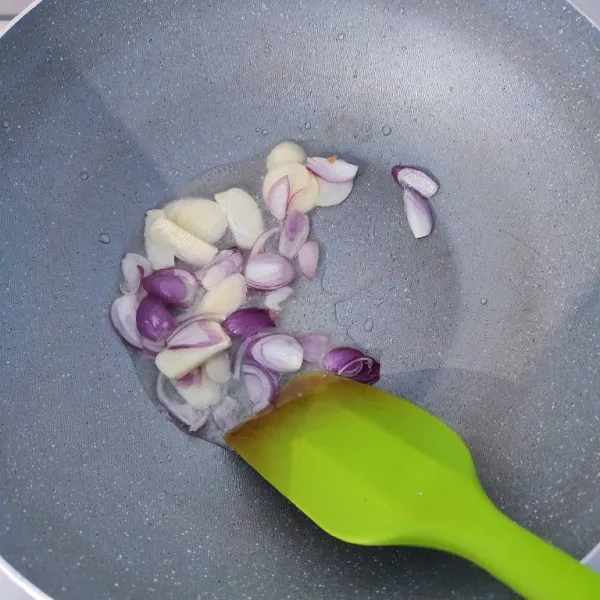 Panaskan minyak, tumis bawang merah dan bawang putih hingga harum.