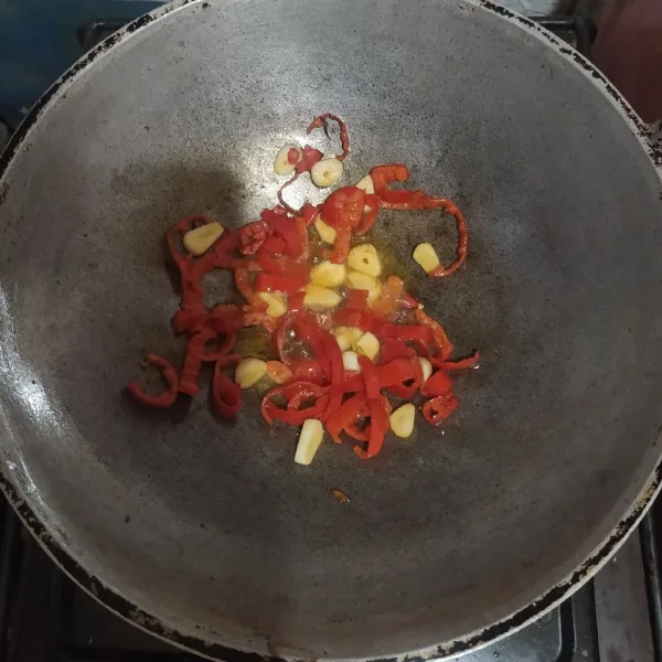 Goreng bawang putih dan cabe.