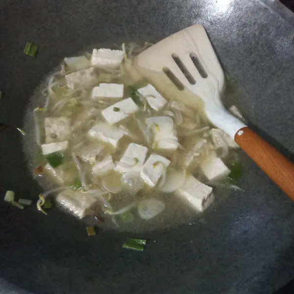 Masak hingga bumbu meresap lalu tes rasa.