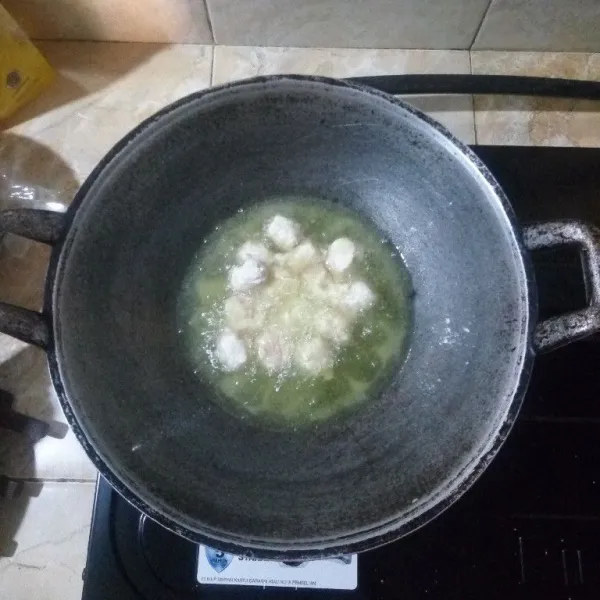 Goreng sosis hingga kecoklatan. Angkat.