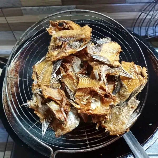 Goreng ikan asin sampai matang. Angkat dan tiriskan!