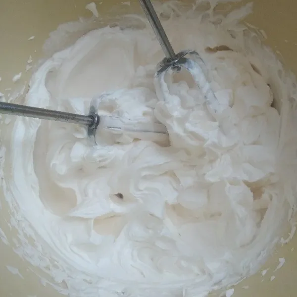 Membuat whipping cream, mixer kecepatan tinggi bubuk whip cream dan air es hingga kaku, sisihkan.