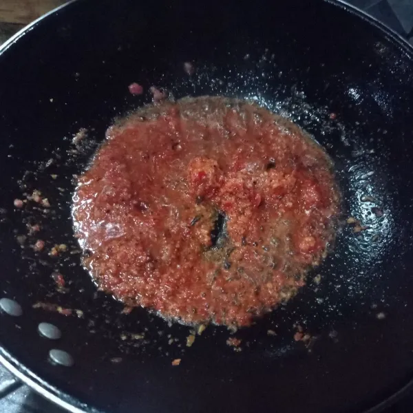 Tumis bumbu halus sampai matang.