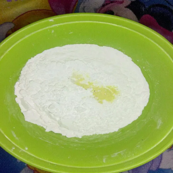 Siapkan wadah, lalu masukkan tepung tapioka, bawang putih yang sudah di haluskan, garam, dan kaldu ayam.