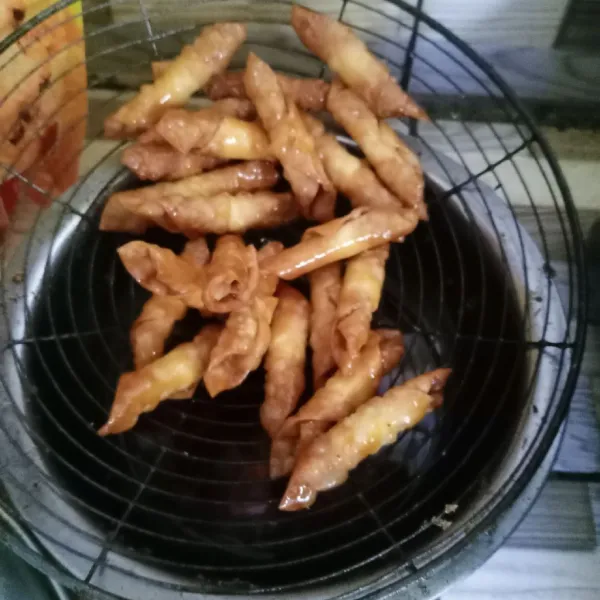 Angkat dan tiriskan. Setelah dingin kemudian sajikan.