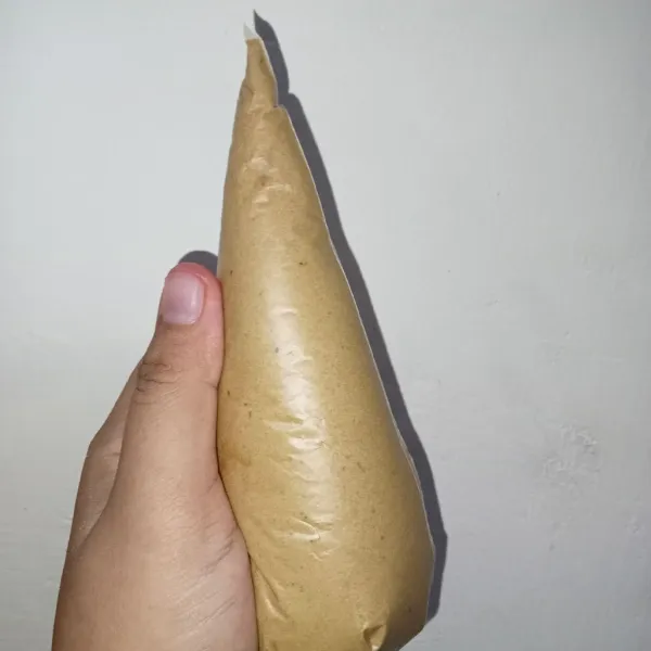 Campur dan mixer semua bahan topping lalu masukkan ke dalam piping bag.