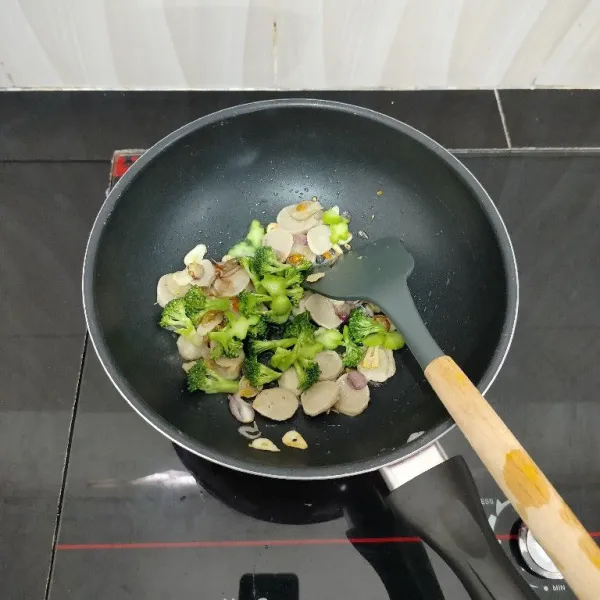 Masukkan brokoli, tumis hingga setengah layu.