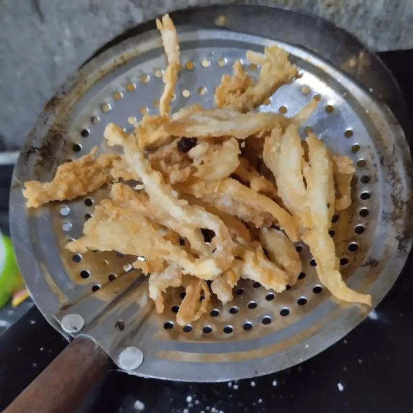 Goreng dalam minyak panas hingga kuning keemasan. Angkat dan tiriskan.