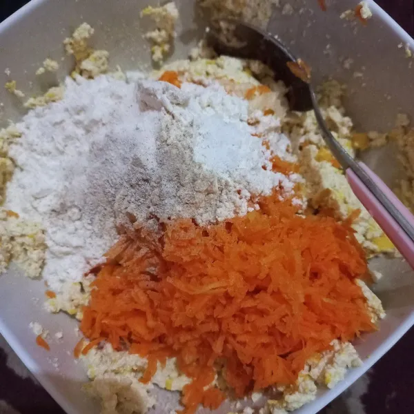 Campurkan tahu dengan tepung, wortel parut, bawang daun, dan bumbu-bumbu. Aduk rata, sisihkan.