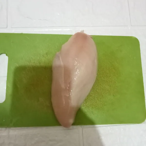 Siapkan dada ayam fillet dan pastikan kering permukaannya.