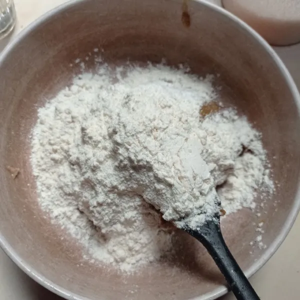 Tambahkan tepung terigu, dan garam ke dalam pisang halus.