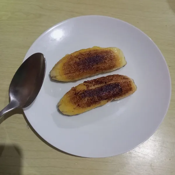Letakkan pisang di piring lalu penyet menggunakan sendok.
