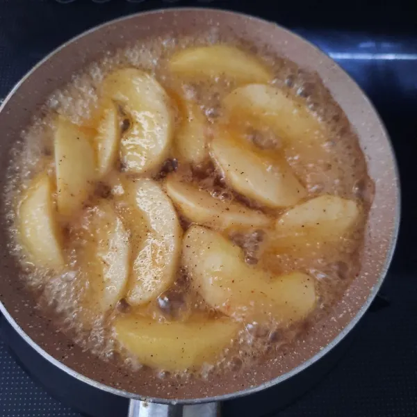 Masak gula, air, dan butter sampai mendidih. Kemudian masukkan apel, vanilla, serta cinamon powder. Masak sampai mengental dan apel soft.