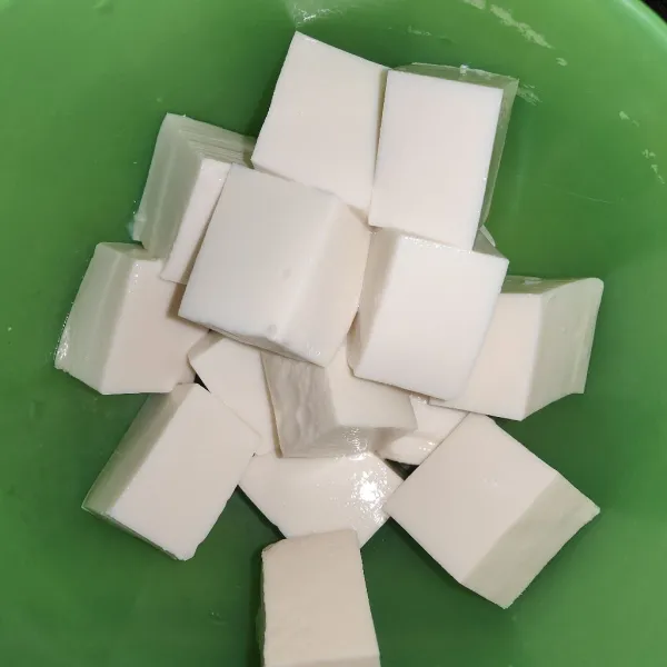 Potong-potong silken tofu, kemudian sisihkan.