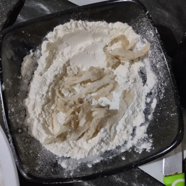 Gulingkan pada tepung kering, balur rata.