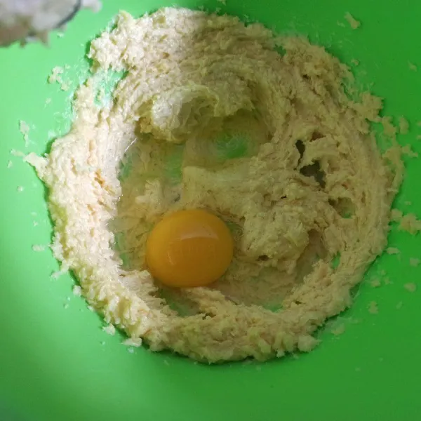 Masukkan telur satu demi satu mixer dengan kecepatan tinggi hingga mengembang.