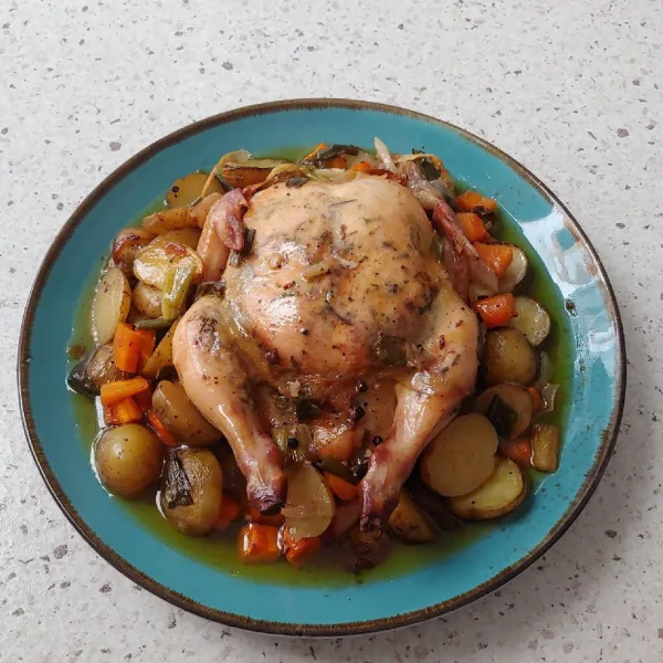 Letakkan ayam utuh di atas sayur lalu panggang. Selama kurang lebih 1 jam.