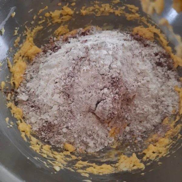 Masukkan tepung terigu, tepung beras, baking powder, bubuk cinamon, speculoos, dan choco powder, lalu aduk rata.