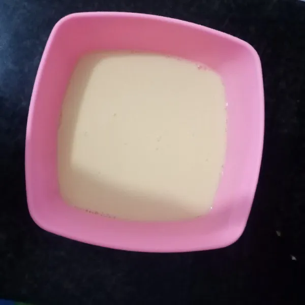 Buat campuran susu dan telur.