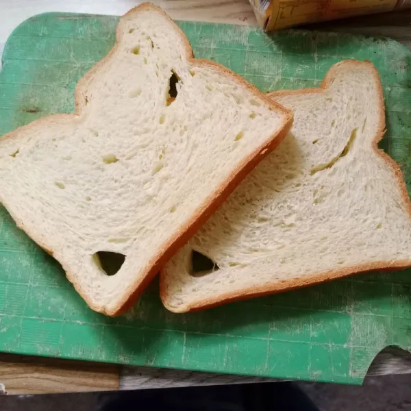 Siapkan roti tawar yang akan digunakan.