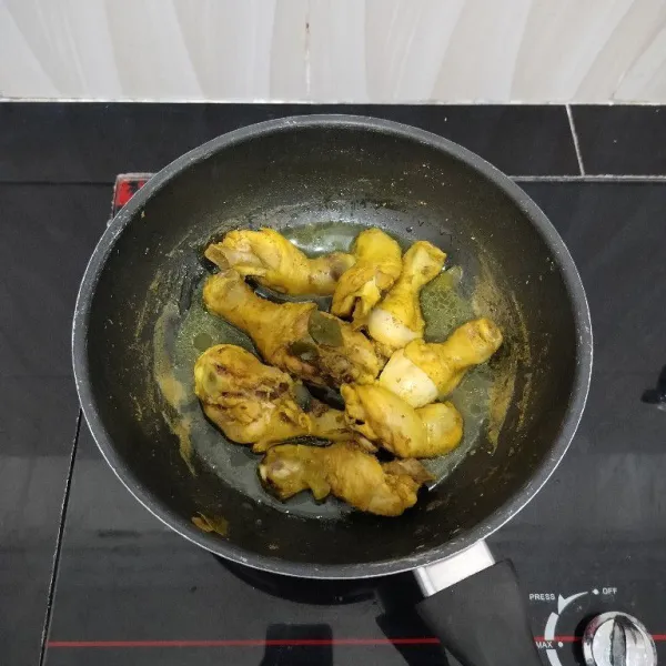 Lalu masak hingga ayam empuk, bumbu meresap dan air menyusut. Lalu angkat.