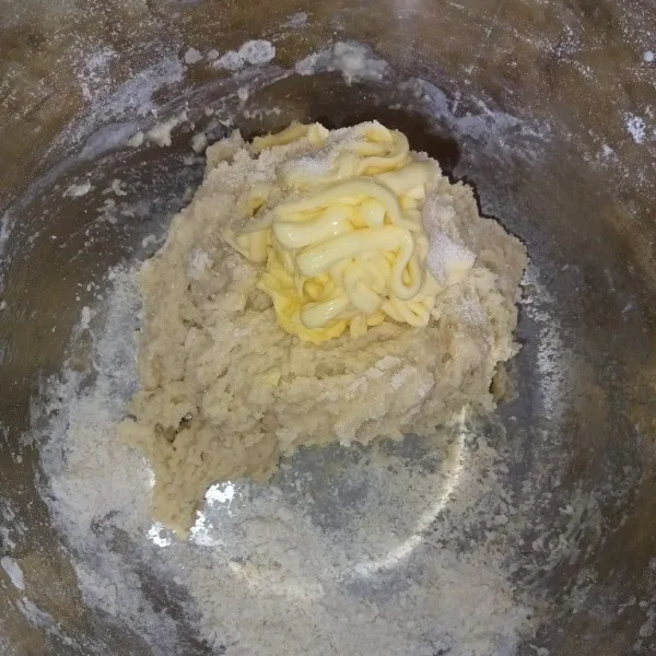 Campur semua bahan menjadi satu tuang susu perlahan mixer hingga rata lalu masukkan butter dan garam.