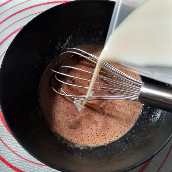 Dalam mangkok, campur kental manis, cokelat bubuk dan telur, aduk sampai tercampur rata. Tuang susu uht bertahap sambil diaduk sampai semua larut. Sisihkan sebentar.