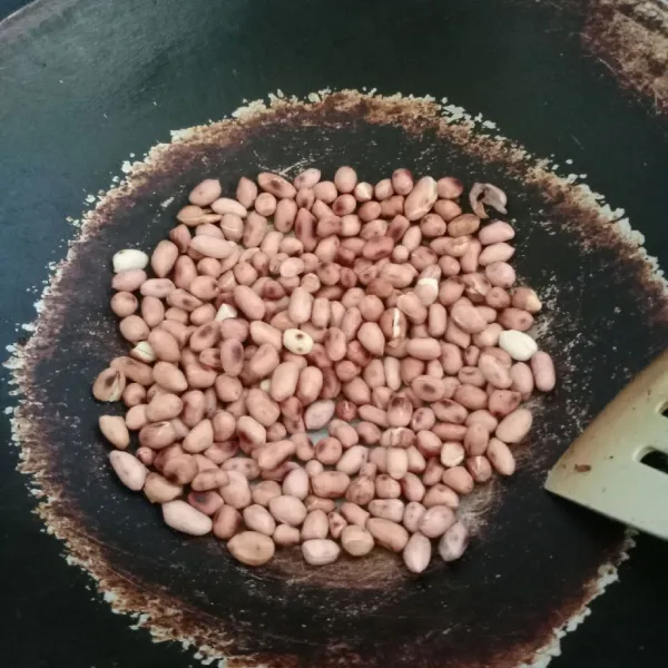 Sangrai kacang sampai matang. Angkat dan dinginkan.