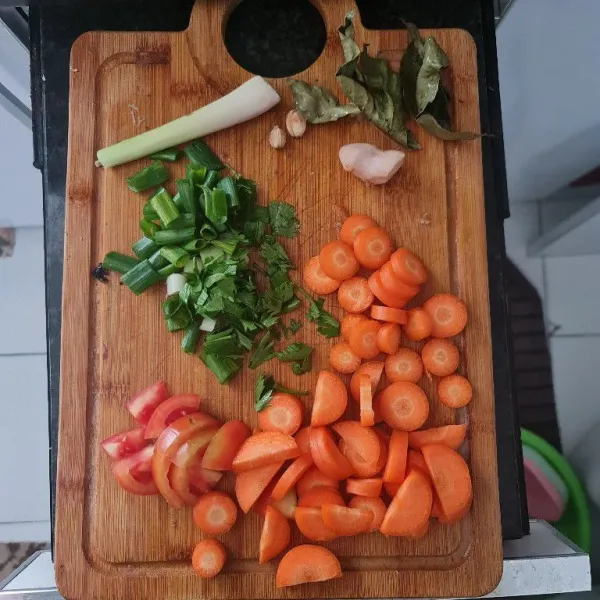 Potong wortel dan siapkan bahan cemplung.