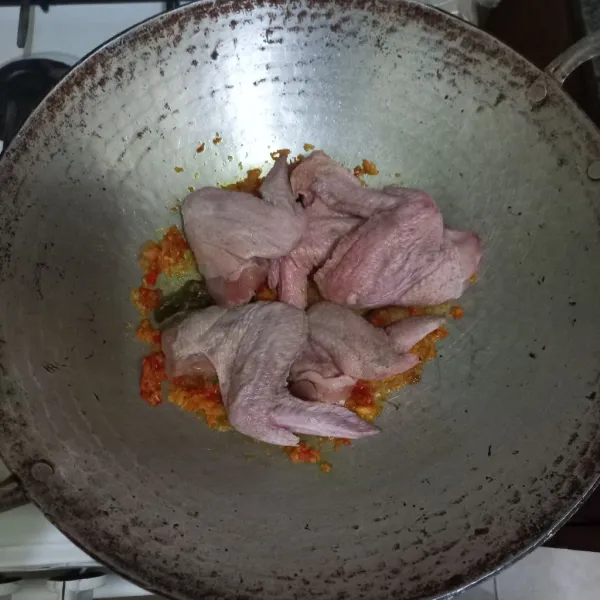 Masukan sayap ayam, masak hingga berubah warna.