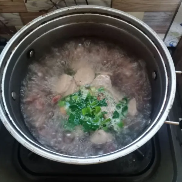 Tumis bawang merah dengan sedikit minyak sampai matang. Kemudian masukkan tumisan bawang merah kedalam panci yang berisi sup. Masukkan juga daun seledri dan daun bawang. Cek rasa. Matikan api.