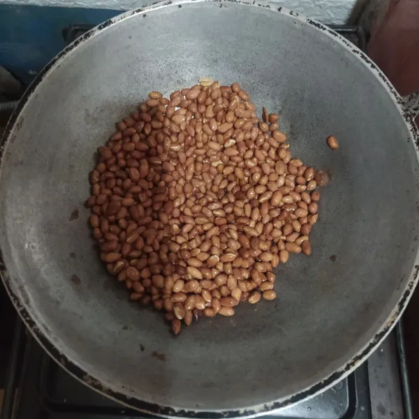 Panaskan sedikit minyak goreng, masukkan kacang dan goreng hingga matang. Gunakan api kecil dan sering diaduk supaya matangnya merata.