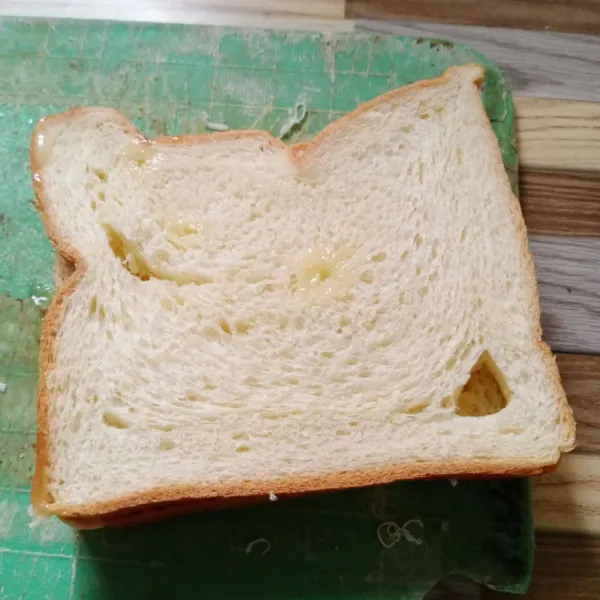 Tumpuk roti menjadi satu.