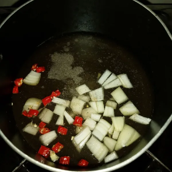 Dalam panci masukkan bawang bombay, cabe merah keriting, air, lada, kecap asin dan gula. Masak sampai mendidih.