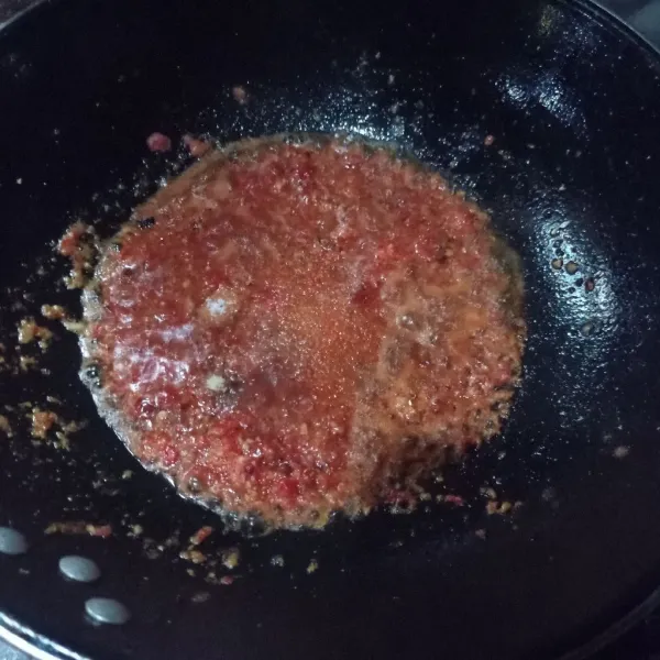 Bumbui garam, gula pasir dan kaldu bubuk aduk rata.