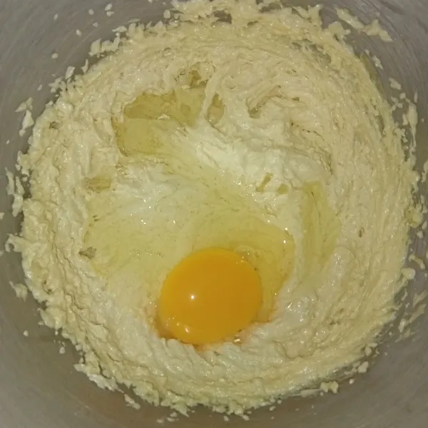Mixer gula halus, mentega dan vanili hingga mengembang putih lalu masukkan telur satu persatu sambil dimixer.