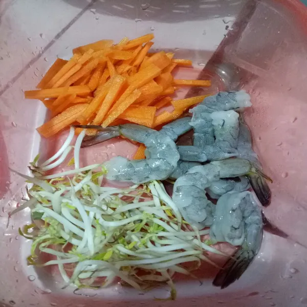 Cuci bersih sayur dan udang.