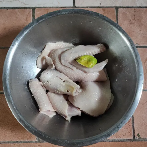 Bersihkan bebek, potong sesuai selera lalu rendam dengan air jeruk nipis selama 5 menit kemudian bilas hingga bersih.