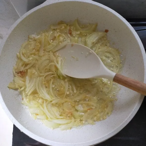 Panaskan minyak, lalu tumis bawang putih dan bawang bombay hingga harum.