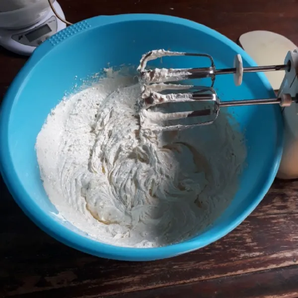 Mixer telur, sp dan gula dengan kecepatan tinggi selama 2 menit.