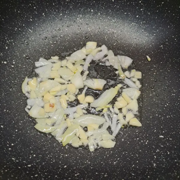 Tumis bawang putih dan bawang bombay sampai layu serta harum.
