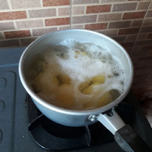 Kupas dan cuci bersih kentang. Rebus dalam air mendidih hingga setengah matang, tiriskan.