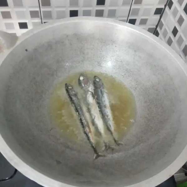 Sementara itu goreng ikan pindang hingga matang.