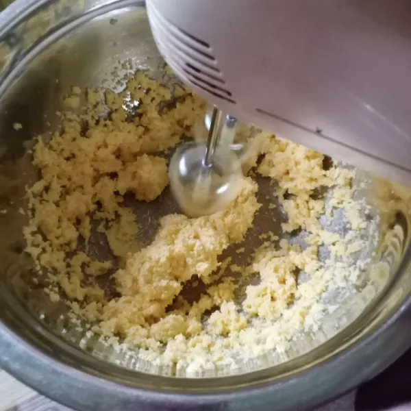 Masukkan margarin dan gula pasir ke dalam wadah. Mixer sampai tercampur rata.