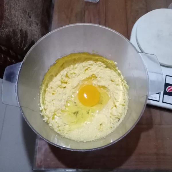 Tambahkan telur. Mixer dengan kecepatan rendah hingga tercampur rata.