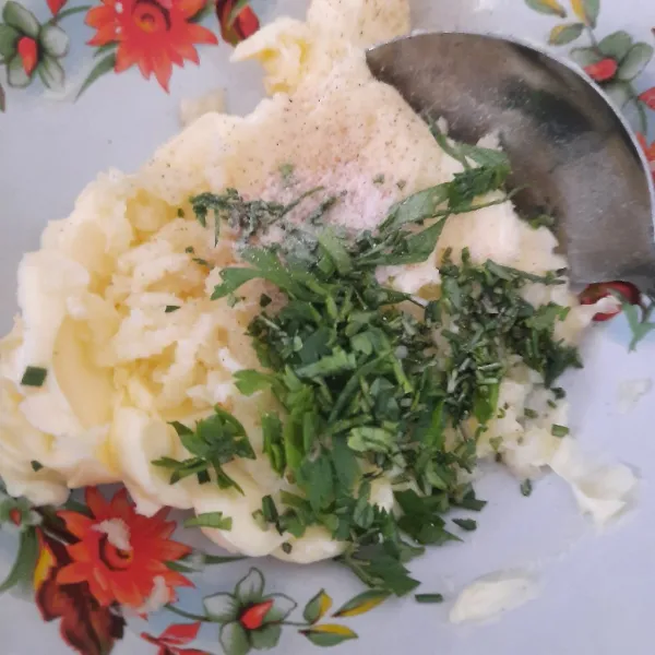 Campur butter, garlic, rosemary, garam, parsley, lada. Aduk rata.